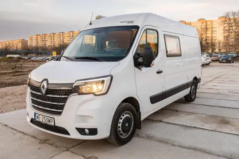 Biały kamper na bazie Renault Master 2, gotowy na przygodę.