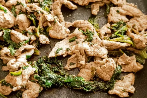Straccetti di vitello saltati in padella con spinaci freschi, un piatto semplice e gustoso.