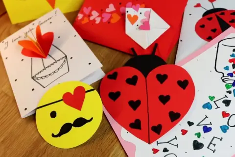 Kartka walentynkowa DIY: Proste pomysły i instrukcje dla każdego