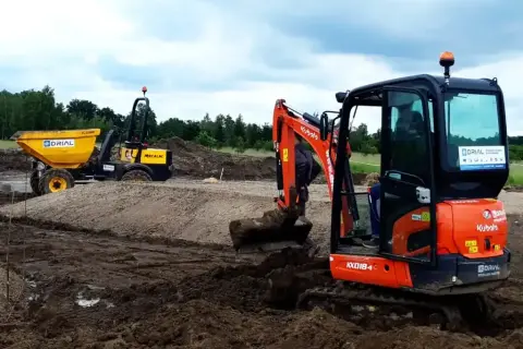Ile kosztuje minikoparka? Wybierz mądrze: zakup, wynajem, leasing