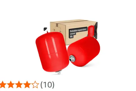 Dwa czerwone naczynia przeponowe do góry nogami, jedno z widocznym przyłączem, obok kartonu z napisem "Potable expansion vessel 18L".
