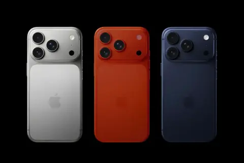 Trois iPhone 18 Pro Max : argent, rouge et bleu nuit, avec leurs blocs caméras distinctifs.