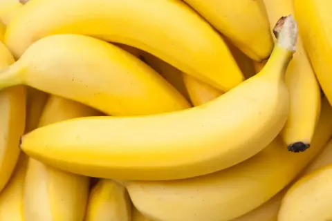 Gromadzenie bananów, które są świetnym źródłem potasu. Kiedy brać potas? Banany to naturalny sposób na uzupełnienie jego poziomu.