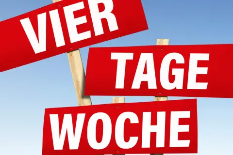 Rote Schilder mit weißen Buchstaben: "VIER TAGE WOCHE". Ein ironisches Bild, wenn man krank am freien Tag ist.