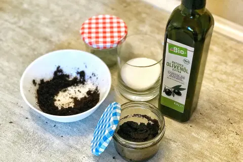 Zutaten für einen Sugar Scrub selber machen: Kaffeesatz, Zucker und Olivenöl.