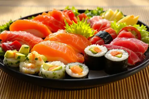 Czy pies może jeść sushi? Jakie ryzyka i zasady warto znać?
