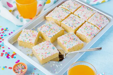 Bunter Fantakuchen, perfekt für jedes Kinderfest. Dieses Fantakuchen Rezept ist einfach und gelingt immer.
