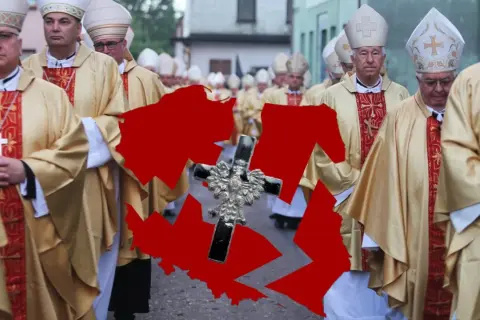 Grupa duchownych w złotych szatach i mitrach, na tle czerwonego zarysu Polski z krzyżem.