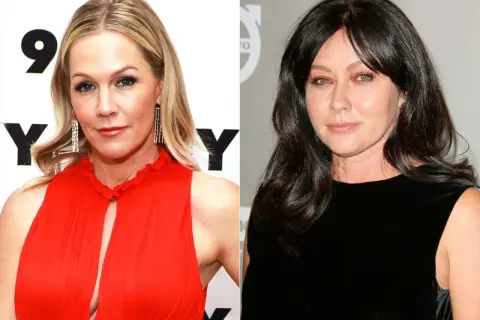 En bild i två delar: Jennie Garth i rött och Shannen Doherty i svart. De är båda kända skådespelerskor, kanske som bästa maka eller vänner.
