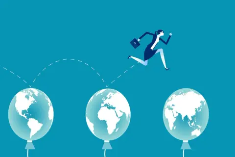 Mujer corriendo sobre globos con forma de mundo, saltando hacia nuevas oportunidades. ¡Busca becas para estudiar en el extranjero!