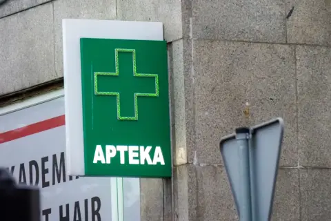 Zielony znak apteki z napisem "APTEKA". Czy kupowanie leków przez internet jest karalne? Zapytaj farmaceutę.