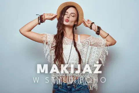 Kobieta w kapeluszu i koronkowej bluzce z frędzlami, z mnóstwem bransoletek. Jej makijaż boho podkreśla swobodny styl.