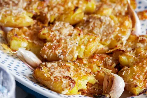 Ugnsbakade, krossade potatisar med parmesan och vitlök. En härlig rätt som passar till det mesta.