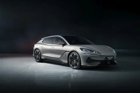 Elegancki, srebrny Denza Z9 GT z futurystycznym designem stoi na ciemnym tle.