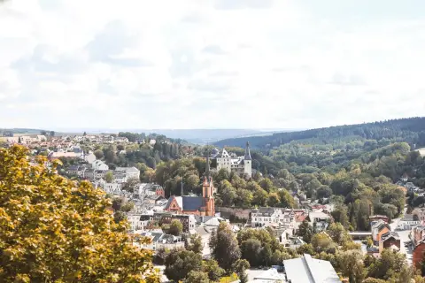 Idyllisches Städtchen mit Schloss und Kirche, umgeben von grünen Hügeln. Perfekt für Ausflugsziele Sachsen.