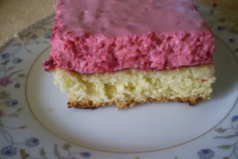 Puszysty biszkopt z warstwą kremu malinowego z mascarpone, idealny do tortu.