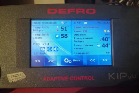 Na wyświetlaczu kotła DEFRO widać aktualną temperaturę zaworu bieżącą 40°C i zadaną 44°C.