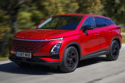 Czerwony SUV, jeden z nowych chińskich samochodów, jedzie po drodze.