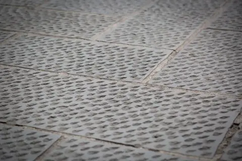 Pietra serena con texture a rombi, ideale per pulire pietra serena con bicarbonato per un risultato impeccabile.
