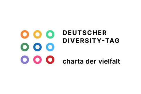 Logo des Deutschen Diversity-Tags mit bunten Kreisen und dem Schriftzug "charta der vielfalt".