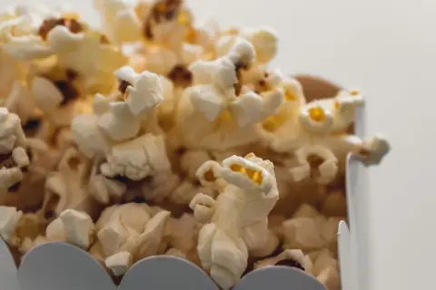 Ile kcal ma popcorn karmelowy? Zaskakujące różnice w kaloriach!