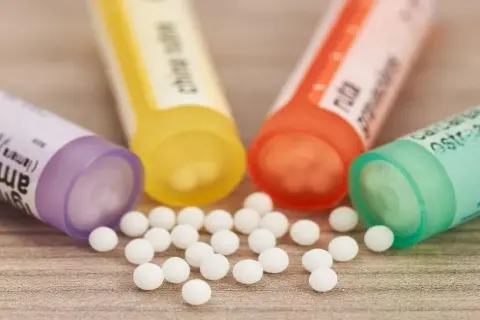 Leki homeopatyczne na AZS – czy naprawdę działają? Skuteczne preparaty i opinie