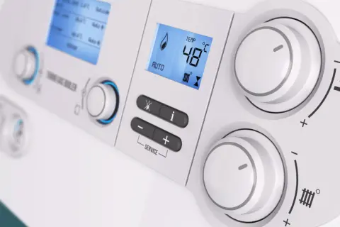 Panel sterowania kotła gazowego z wyświetlaczem pokazującym temperaturę 48°C i ikonę płomienia.