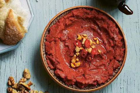 En skål med mustig muhammara, toppad med nötter och chili. Perfekt till nybakat bröd.