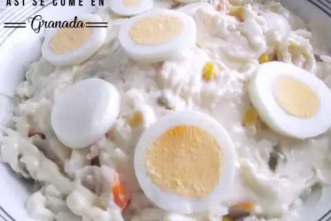 Deliciosa ensalada de arroz con mayonesa, coronada con rodajas de huevo duro. Un clásico que sabe a Granada.