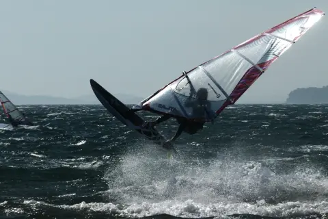 Instruktor windsurfingu: Zarobki do 12 000 zł netto? Poznaj fakty