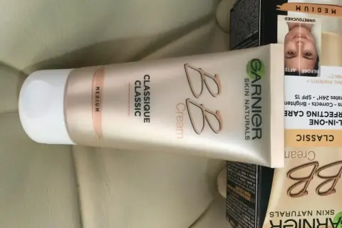 Tuba z kremem BB Garnier Skin Naturals w odcieniu Medium, obok opakowania produktu.