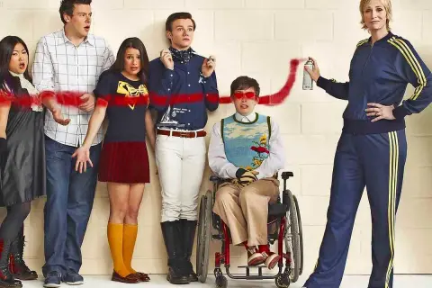 Rollistan i Glee, med Sue Sylvester som sprayar rött på väggen.