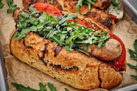 Ein knuspriges Baguette mit gegrillter Salsiccia, Tomaten, Rucola und Balsamico-Glasur. Perfekt für den Sommer!
