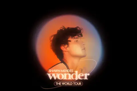 Shawn Mendes Wonder The World Tour – artystyczny portret artysty w ciepłym świetle.