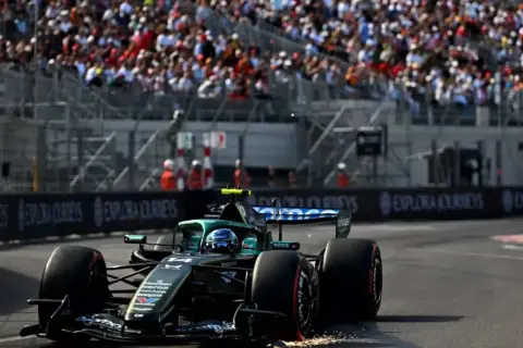 Un coche Aston Martin de F1 compite ante una multitud. Las últimas f1 noticias Aston Martin.