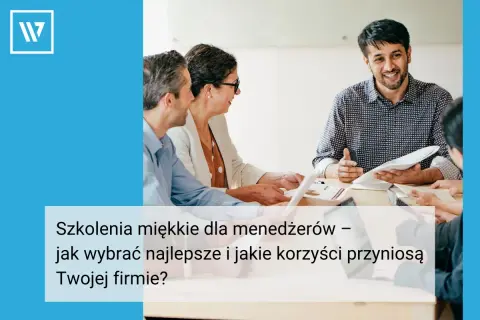 Uśmiechnięci menedżerowie dyskutują podczas spotkania. Rozważają szkolenia miękkie dla menedżerów, by rozwijać firmę.