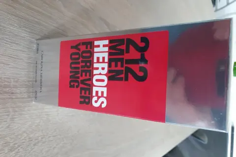 Pudełko perfum Carolina Herrera 212 Men Heroes Forever Young. Zapach dla mężczyzn, którzy czują się jak bohaterowie.