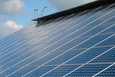 Ile Tauron płaci za 1 kWh z fotowoltaiki? Sprawdź stawki i oszczędności!