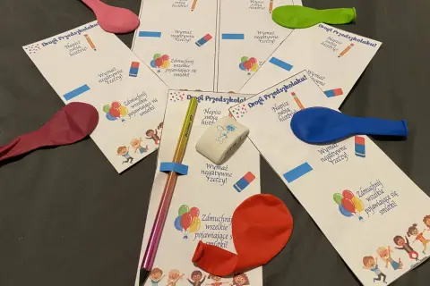 Kolorowe balony, kredka i gumka na kartkach "Drogi Przedszkolaku!" to idealny zestaw na zakończenie zerówki.