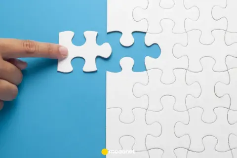 Dłoń dopasowuje ostatni element układanki, symbolizując skuteczne interwencje kryzysowe przykłady.