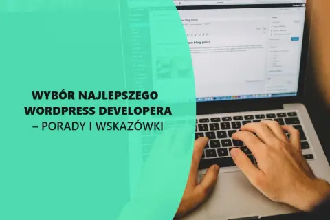 Ręce piszą na klawiaturze laptopa, tworząc stronę na WordPress. Wybór najlepszego WordPress developera to klucz do sukcesu.