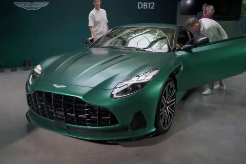 Aston Martin DB12: Co musisz wiedzieć przed zakupem tego luksusowego auta?