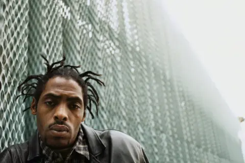 Coolio, w czarnej kurtce, z charakterystycznymi dredami, jakby wyszedł prosto z "Gangsta's Paradise".