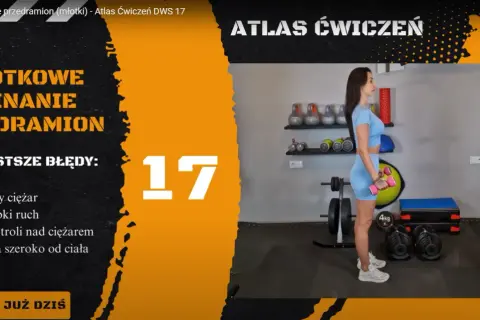 Kobieta wykonuje ćwiczenie hammer curl z różowymi hantlami. Na ekranie widnieje napis "Młotkowe uginanie przedramion".