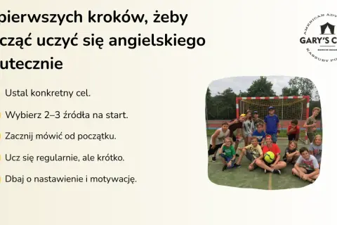 5 kroków, jak skutecznie uczyć się angielskiego: ustal cel, wybierz źródła, mów od początku, ucz się regularnie i dbaj o motywację. Grupa dzieci na obozie.