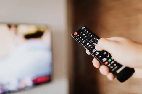 Czy pilot uniwersalny pasuje do każdego telewizora? Sprawdź to przed zakupem