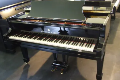 Cena Steinway & Sons: Ile kosztuje nowy i używany fortepian?