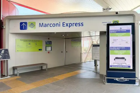 Wejście na Marconi Express na lotnisku w Bolonii. Monorail do centrum miasta i dworca kolejowego.