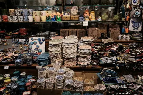 Tureckie bazarowe ceny: stosy ceramicznych podstawek, miseczek i breloczków z "złym okiem".