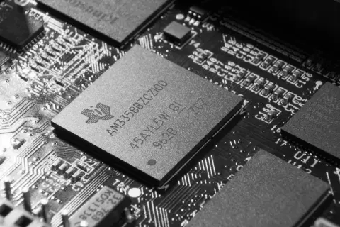 Zbliżenie na układ scalony z technologią flash, widoczne na płytce drukowanej.